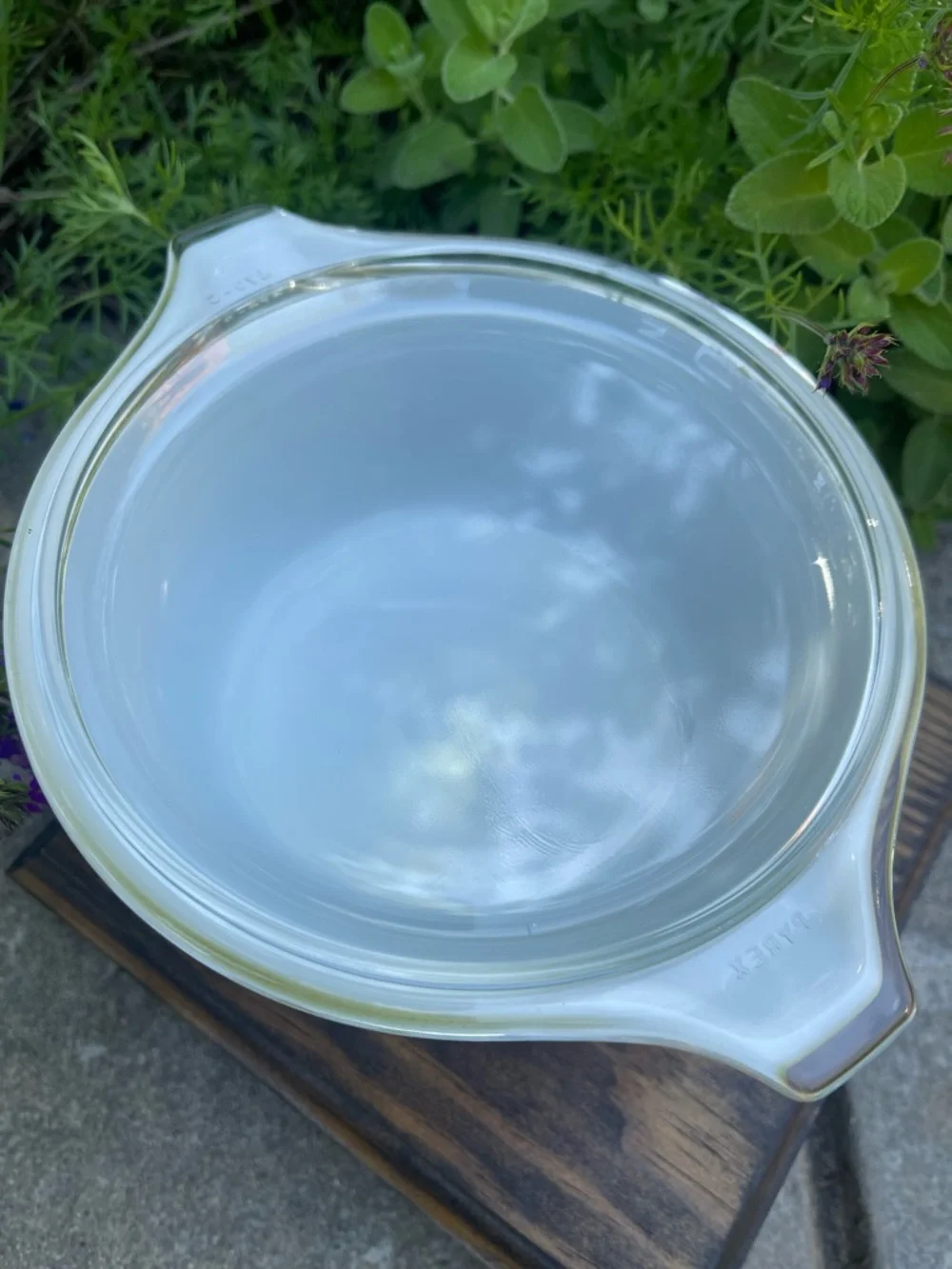 Vintage 1.5 quart Pyrex Green Avocado #473 Glass Casserole Dish with Clear Lid - Picture 2 of 3